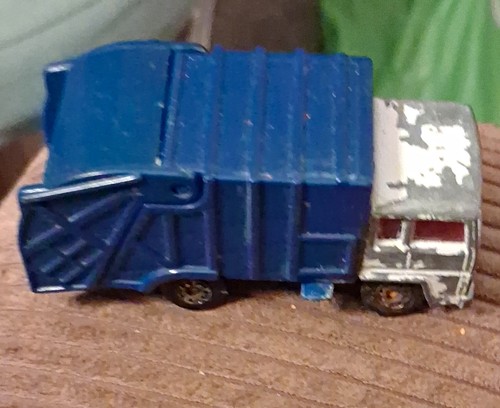 Bin lorry dumps medium - medium, duty